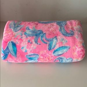 Lilly Pulitzer Paradise Blanket in Prosecco Pink